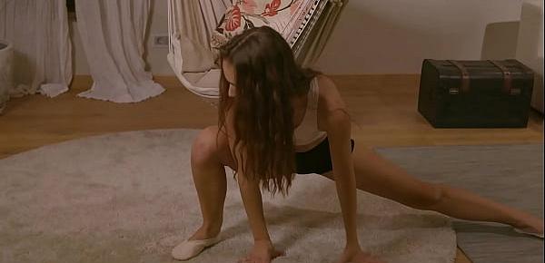  Ula Orbakajte stretches her pussy and legs